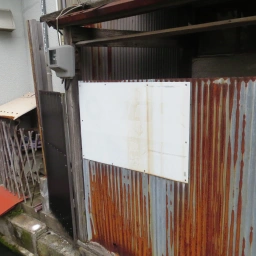 マルフク看板「電話の金融・販売 福井」色あせてほとんど読めなくなっている