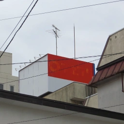 マルフク五稜郭営業所 裏に1面だけ残っているマルフクの跡